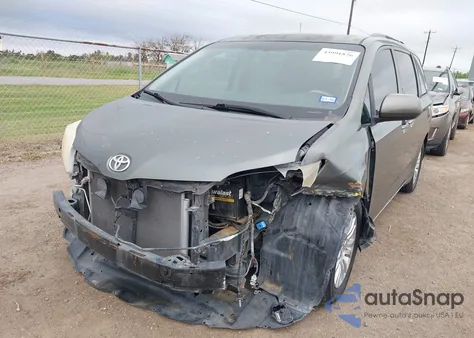 2014 Toyota Sienna Xle V6 8 Passenger z USA, uszkodzony, nr VIN 5TDYK3DC4ES479014